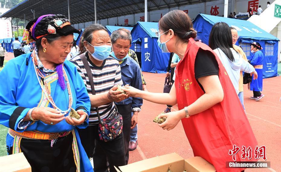 聚焦四川雅安震后生活：小城飄粽香 煙火氣漸歸