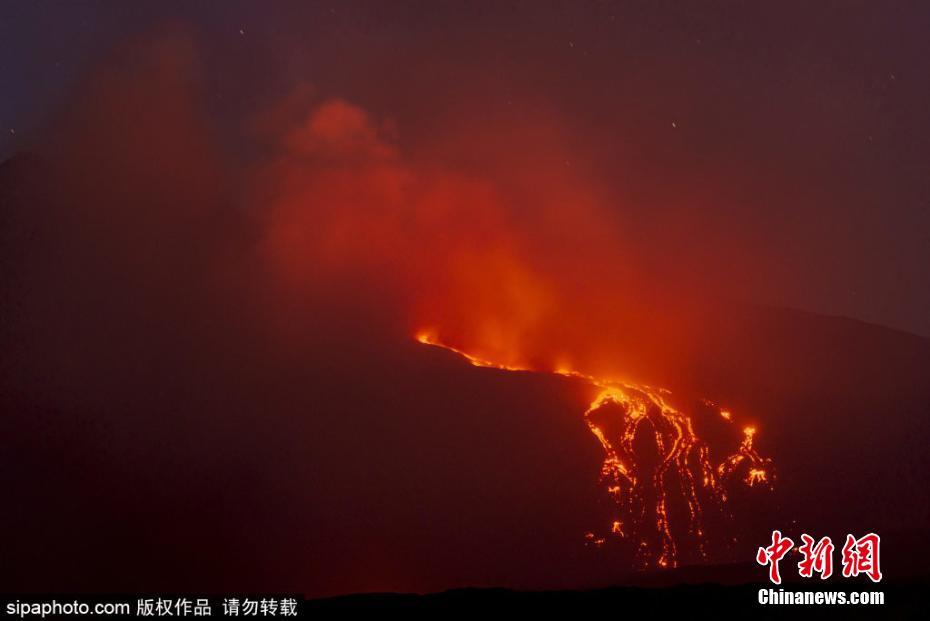 意大利埃特纳火山喷发 沸腾岩浆奔流而出