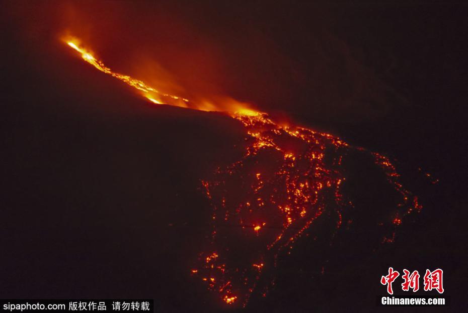 意大利埃特纳火山喷发 沸腾岩浆奔流而出