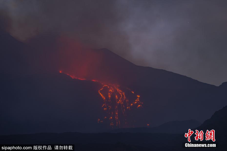 意大利埃特纳火山喷发 沸腾岩浆奔流而出