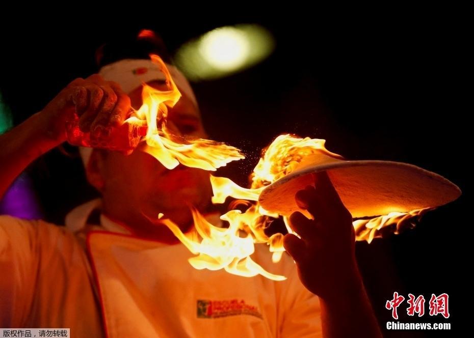 阿根廷首都舉行披薩錦標賽 廚師花式抻餅仿佛雜技表演