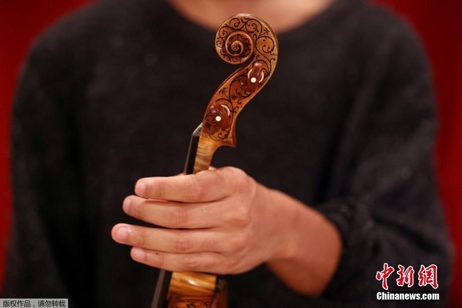 稀有古董小提琴将拍卖 大师之作镀金且镶嵌象牙装饰