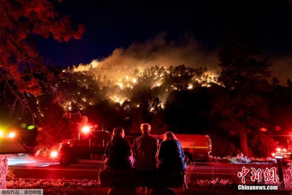 美国加州山火爆发 火光映红夜空