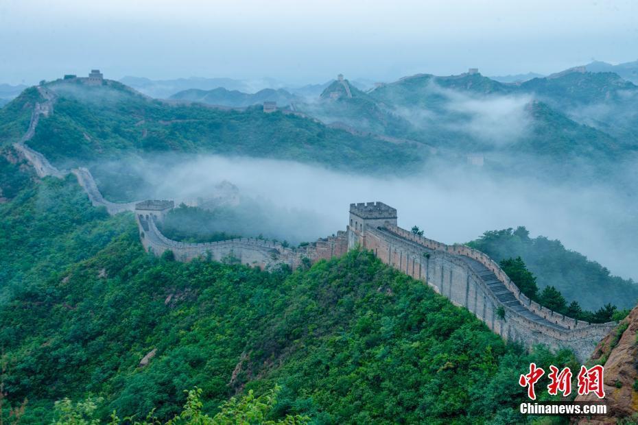 雨后金山嶺長城云霧繚繞景美如畫