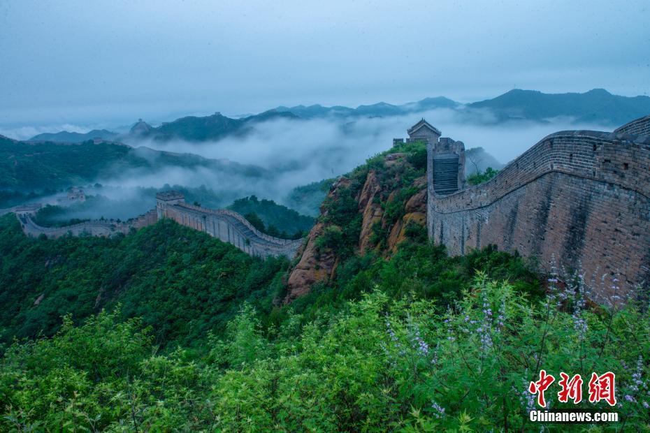 雨后金山嶺長(zhǎng)城云霧繚繞景美如畫