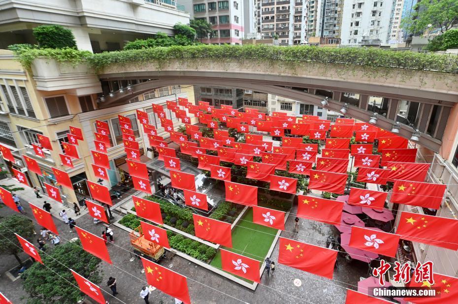 香港街头悬挂国旗、特区区旗及广告庆回归25周年