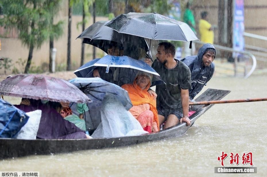 孟加拉國東北部遭遇暴雨 街道變“河道”