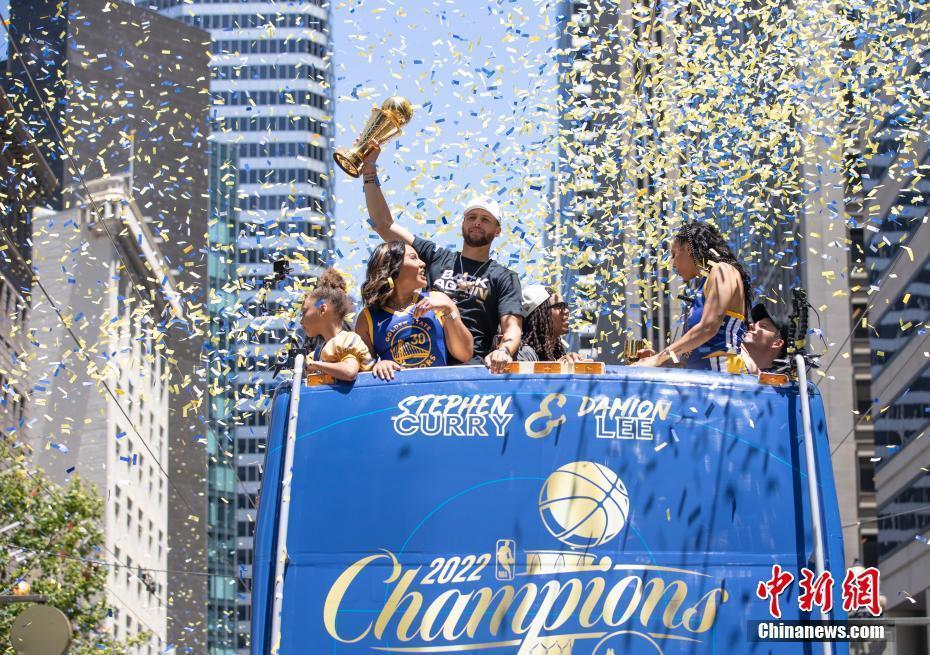 NBA：金州勇士队举行游行庆祝夺冠
