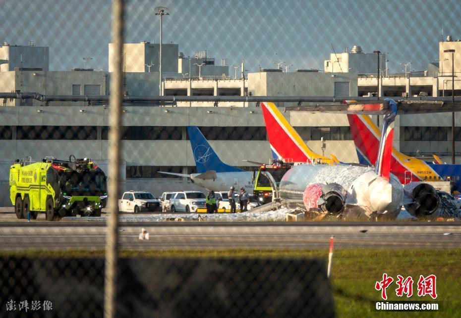 一架飞机在美国迈阿密国际机场迫降后起火
