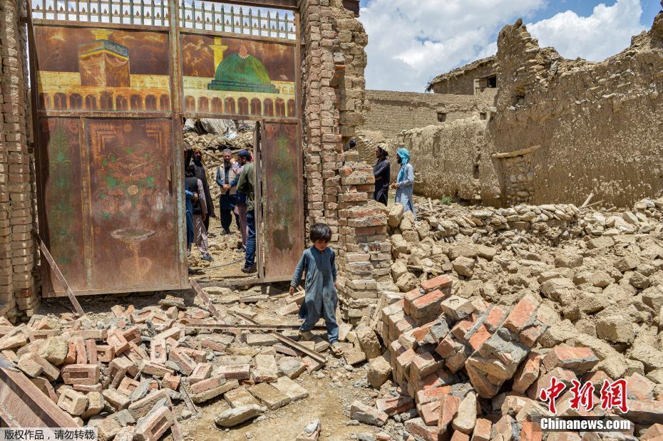 阿富汗民众强震后返家 房屋已成废墟