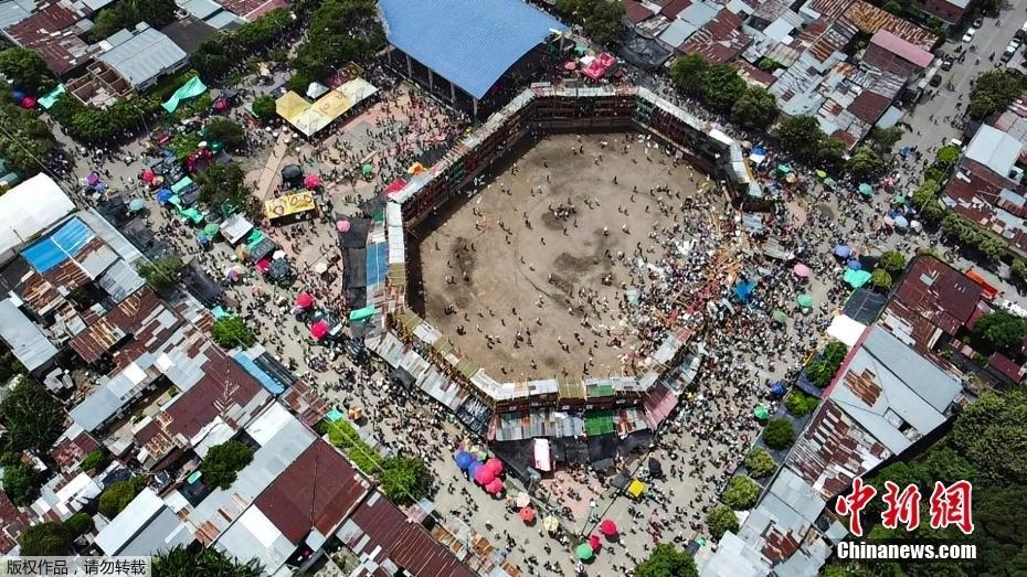 哥伦比亚一斗牛场看台坍塌 已致4死30重伤
