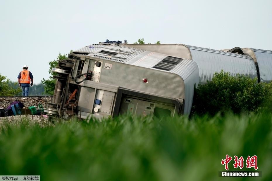 美國密蘇里州一列車與卡車相撞后脫軌