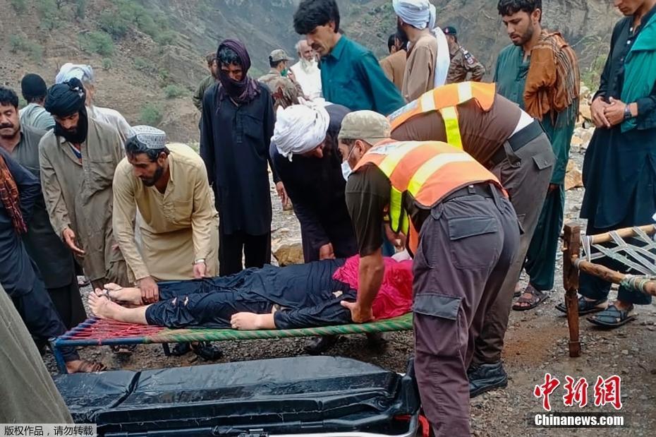 巴基斯坦西南部一客车坠谷致数十人死伤