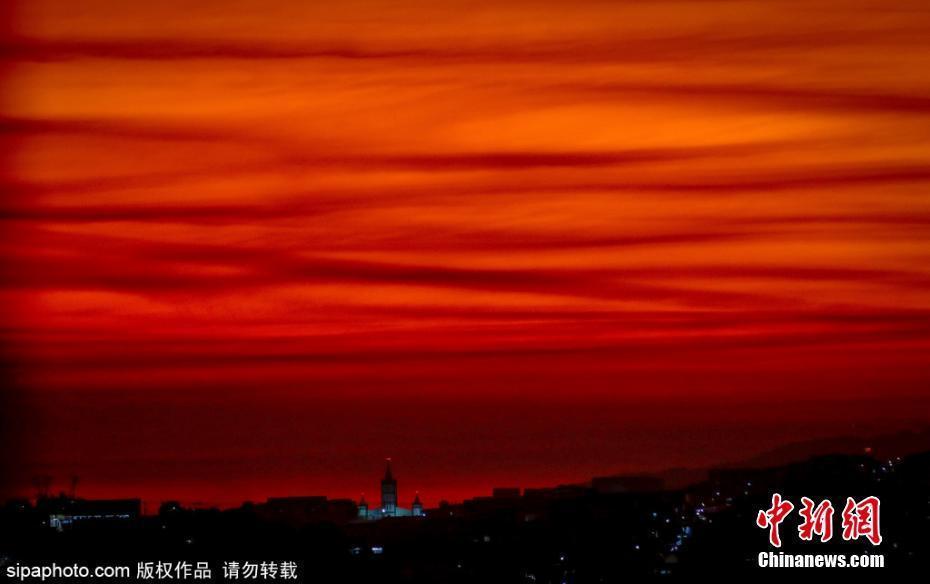 巴西圣保罗浓郁暗红色夕阳浸染天空美如绸缎