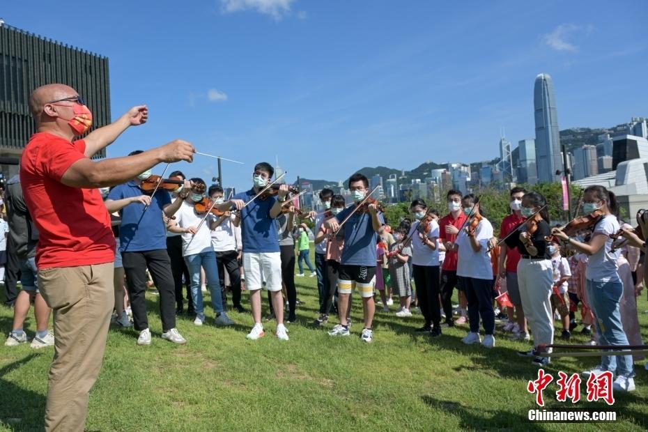 香港團(tuán)體舉行“慶回歸 開新篇——維港快閃暨交響音樂會(huì)”