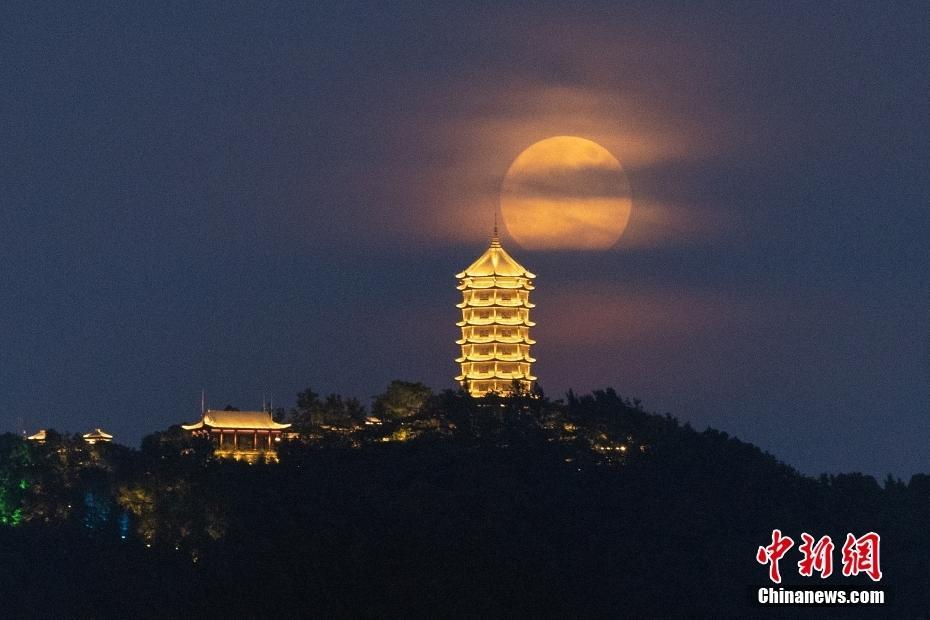 拍了拍年度最大“超級月亮” 這波中國風氛圍已拉滿