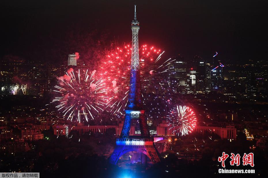 法國慶祝國慶日 埃菲爾鐵塔周圍煙花綻放璀璨奪目