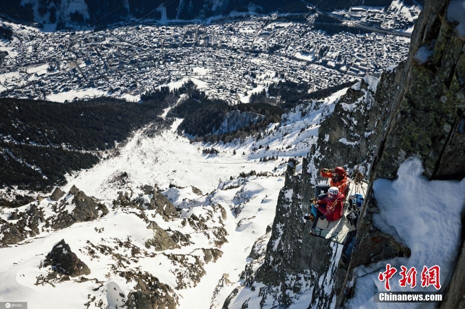 極致體驗(yàn),！游客在夏蒙尼山谷壁架上喝啤酒賞雪景