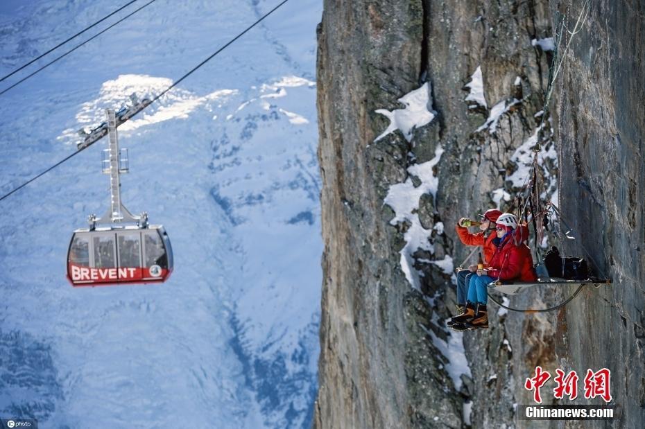 極致體驗(yàn),！游客在夏蒙尼山谷壁架上喝啤酒賞雪景