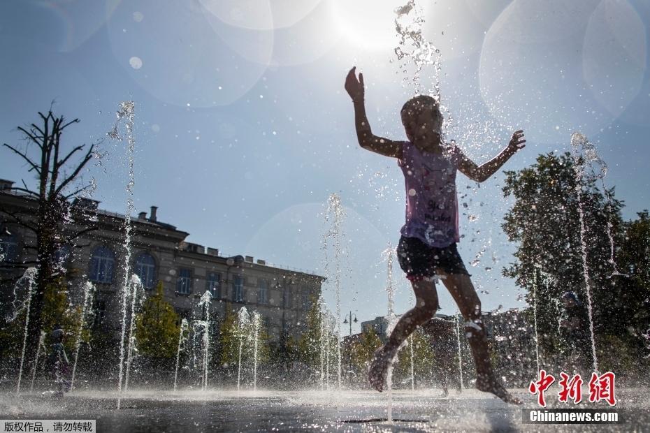 热浪席卷欧洲多国 民众水中解暑