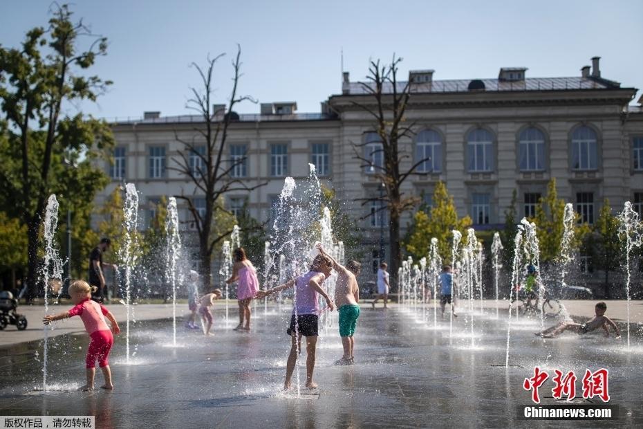 热浪席卷欧洲多国 民众水中解暑