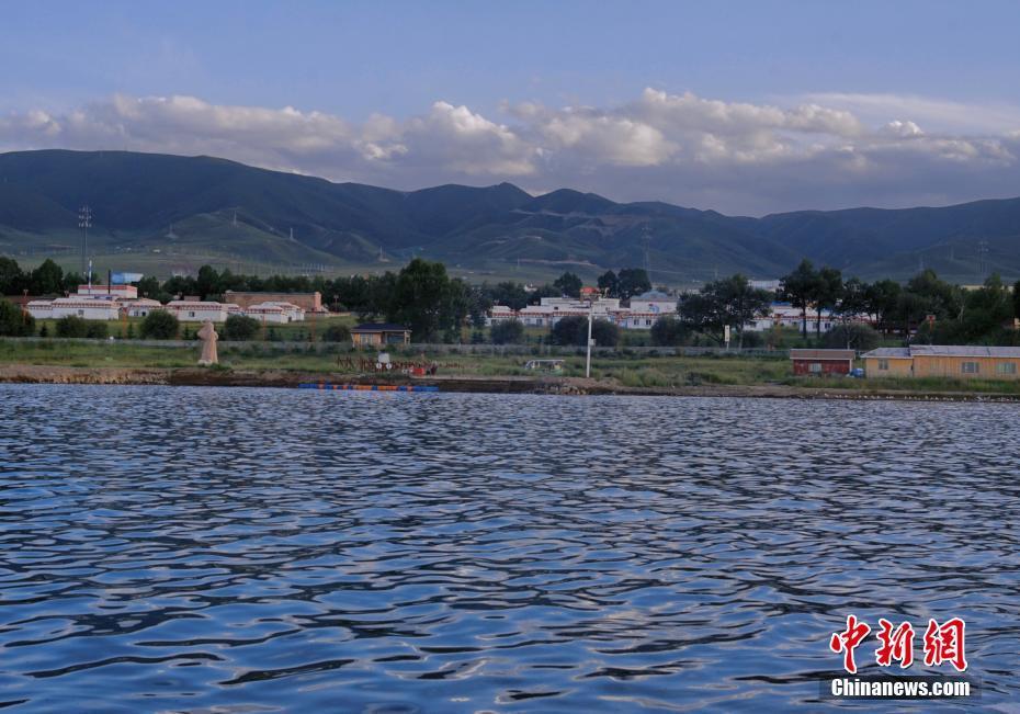 “高原蓝宝石”青海湖景色迷人