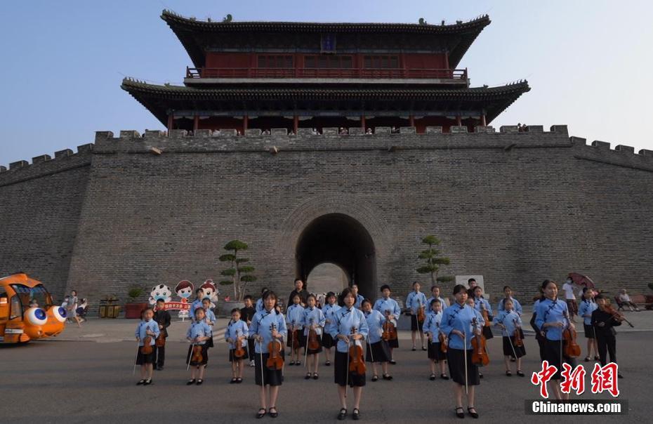 40多名學(xué)生河北正定古城小提琴齊奏《黃河》