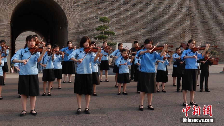 40多名學生河北正定古城小提琴齊奏《黃河》