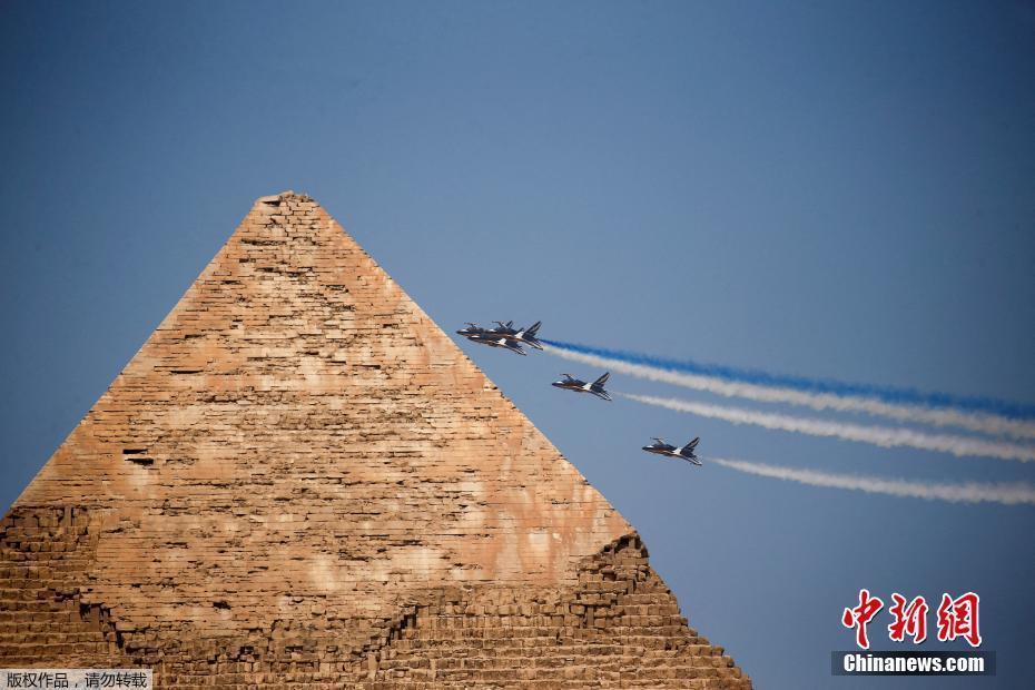 飛越金字塔 埃及航空展舉行航空表演