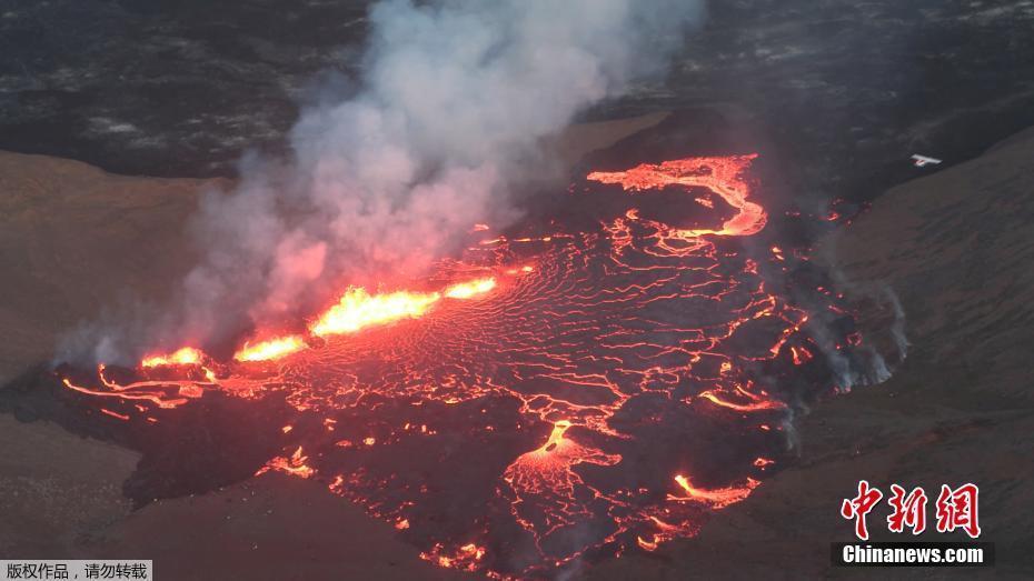 冰岛火山喷发似黄金流满地