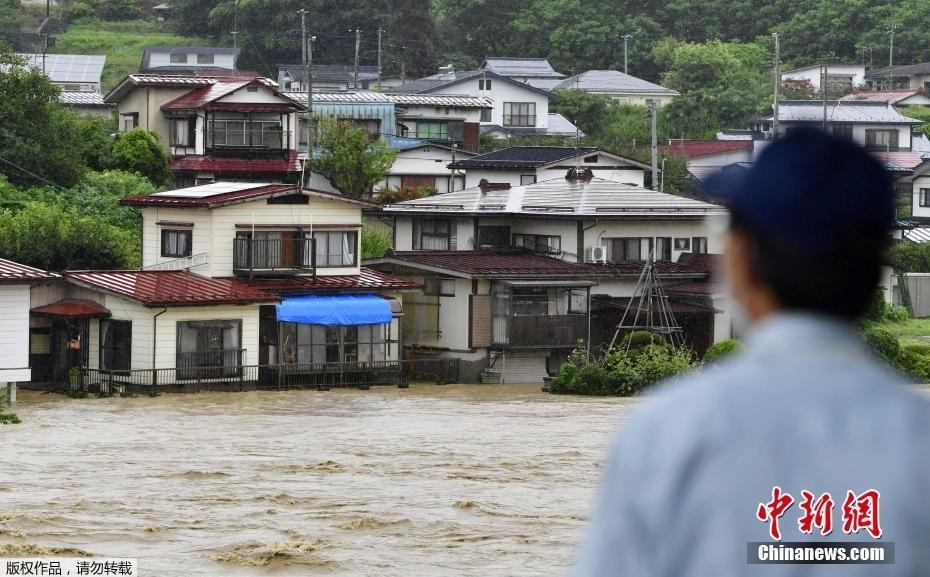 日本多地遭遇创纪录大雨 超10万人紧急避难