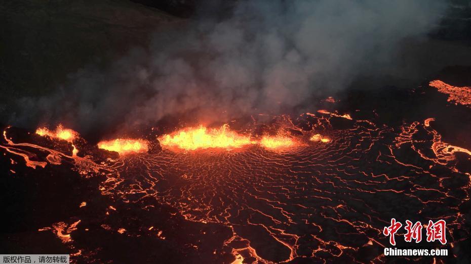 冰岛火山喷发似黄金流满地