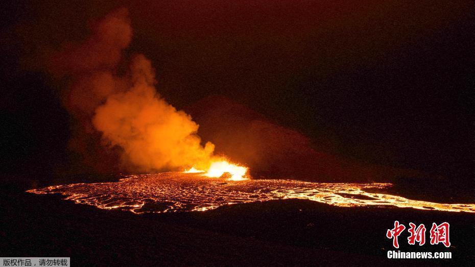 冰岛法格拉达尔火山持续喷发 熔岩涌出场面壮观