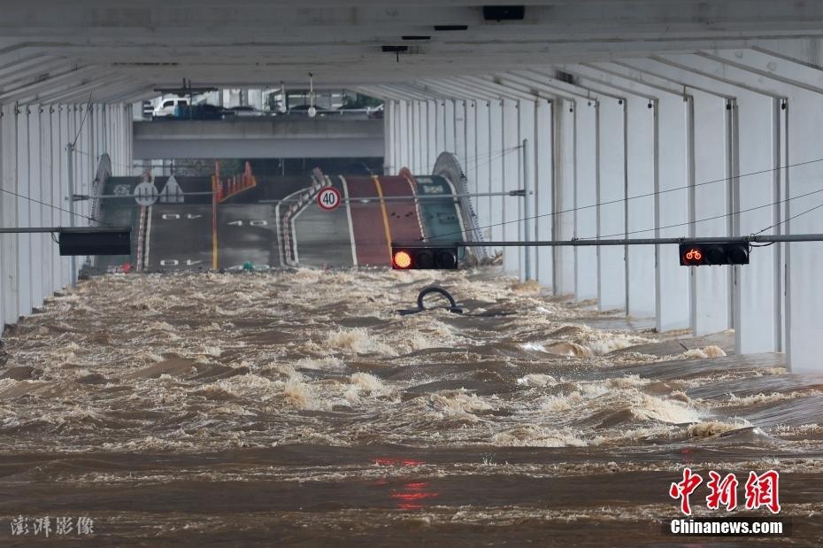 韩国首尔遭遇特大暴雨 路口积水形成“波浪”