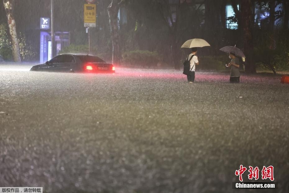 韩国首尔遭遇特大暴雨 每小时降雨量达有记录以来最高值
