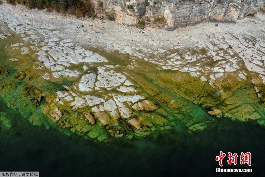 意大利最大湖泊加爾達湖旱情嚴重 水位下降巖石裸露