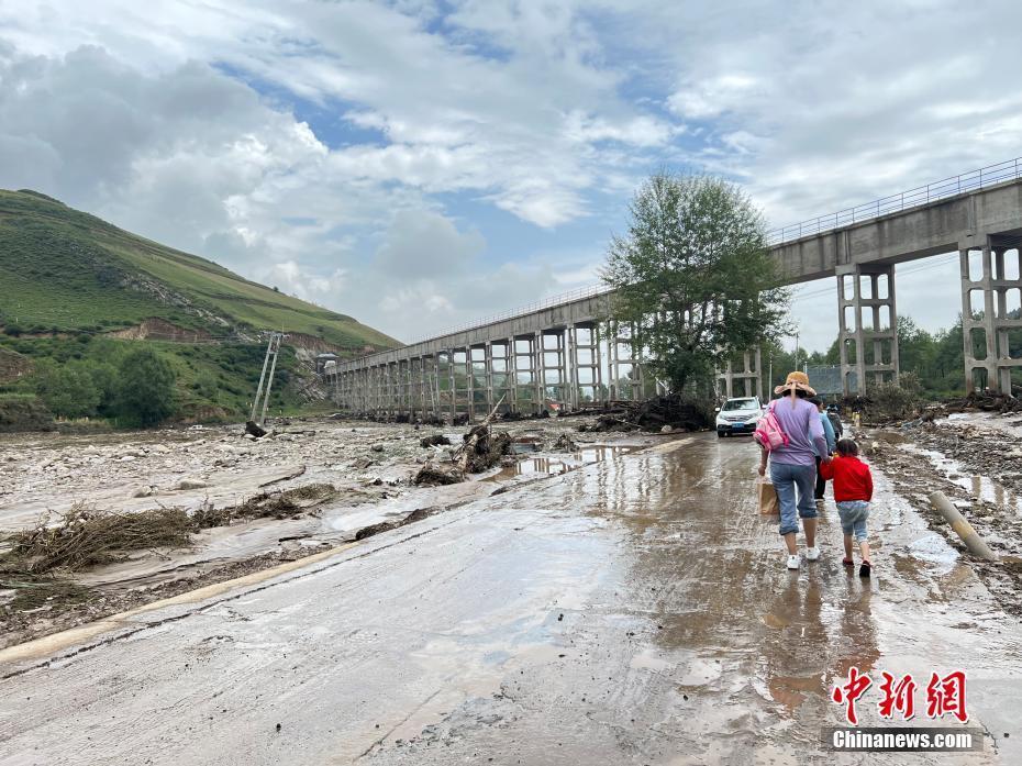 直擊青海大通山洪災害 消防隊伍抵達現(xiàn)場展開救援