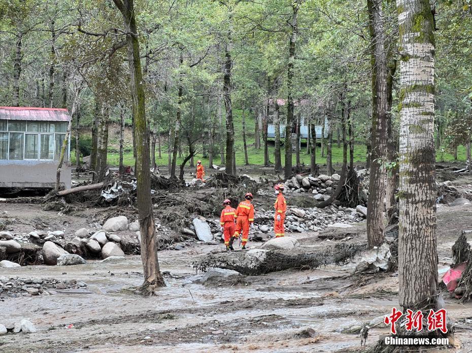 直擊青海大通山洪災(zāi)害 消防隊伍抵達現(xiàn)場展開救援