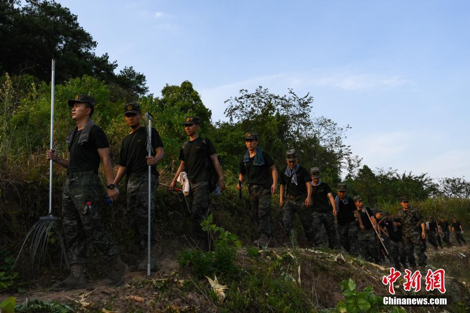 向火而行 直擊重慶北碚山火中的“逆行者”