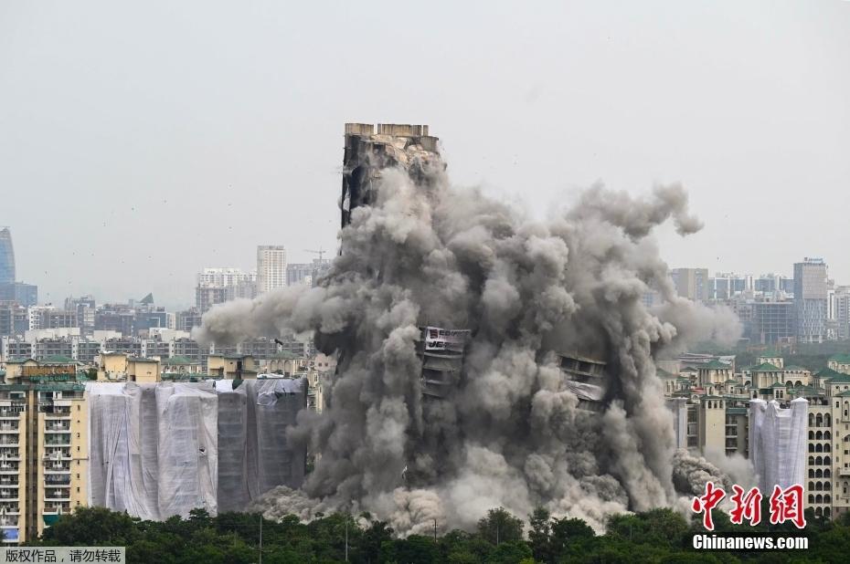 爆破百米高“双子塔” 印度迄今规模最大“违建”被拆除