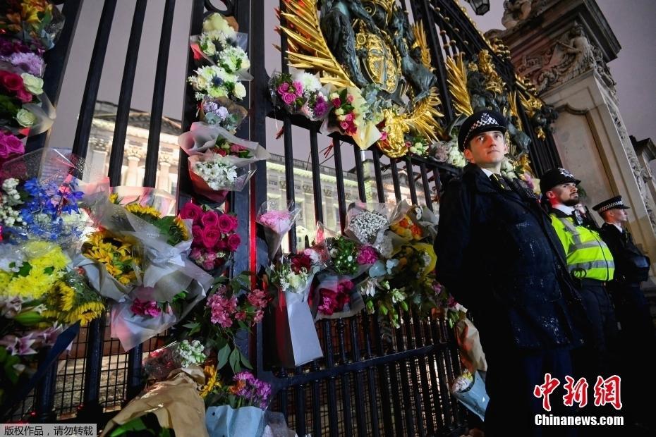 英国女王去世 民众聚集白金汉宫外悼念