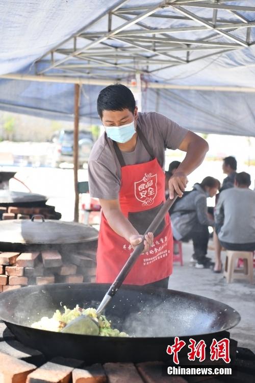 探訪瀘定地震震中學(xué)校：“教師廚子”做三餐 “帳篷班主任”護(hù)周全