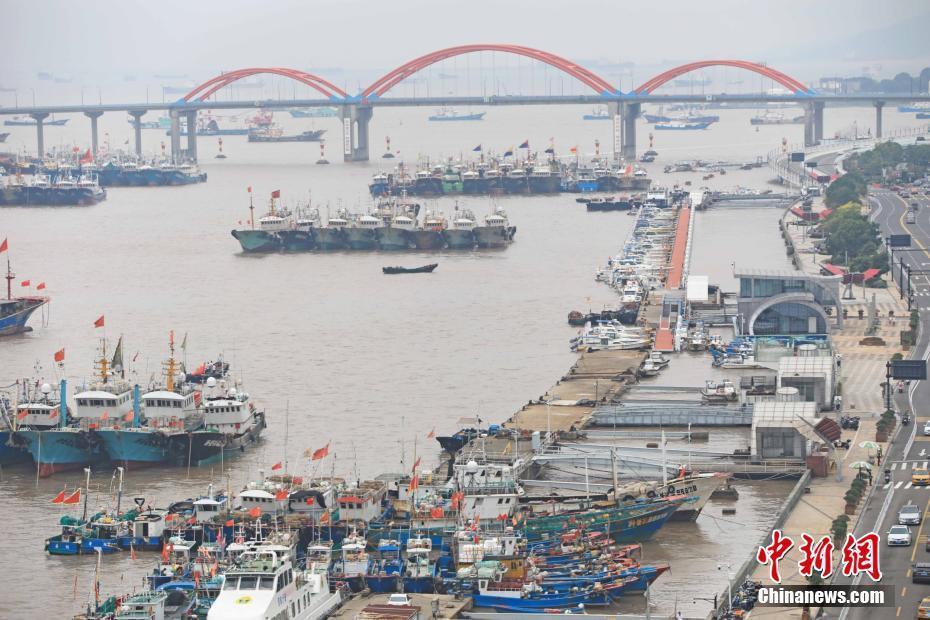 台风“梅花”来袭 渔船纷纷回港避险