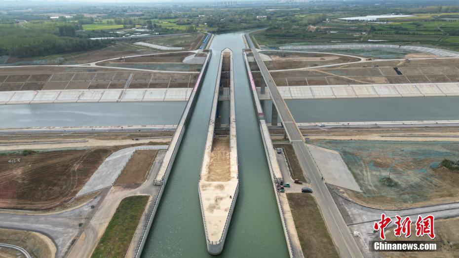 航拍世界最大跨度通水通航钢结构渡槽