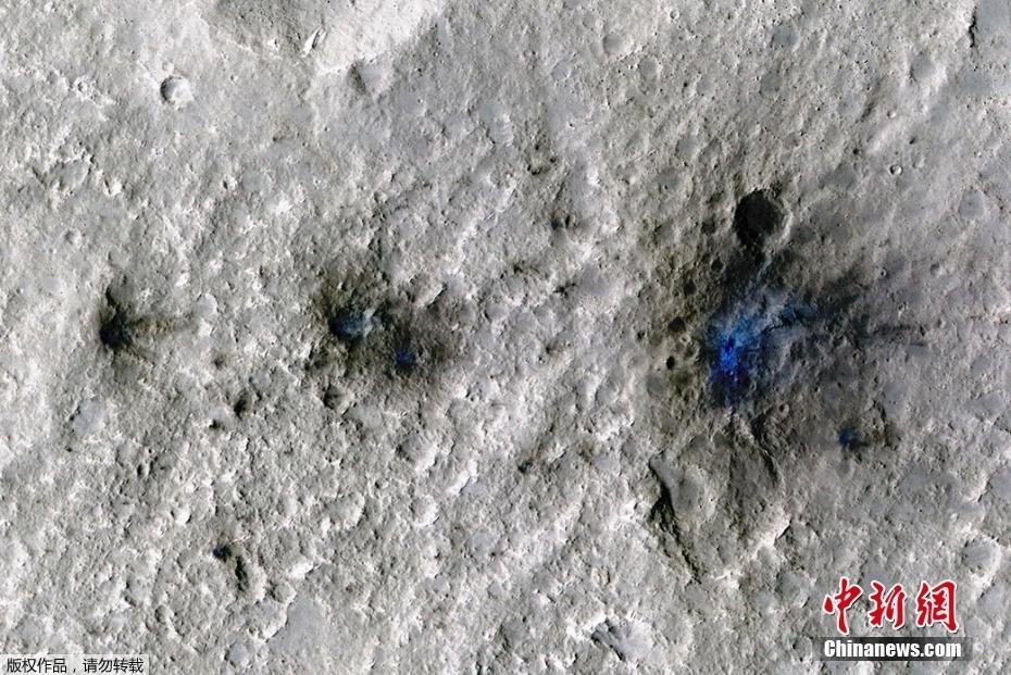 NASA公布流星撞击火星形成的陨石坑图像