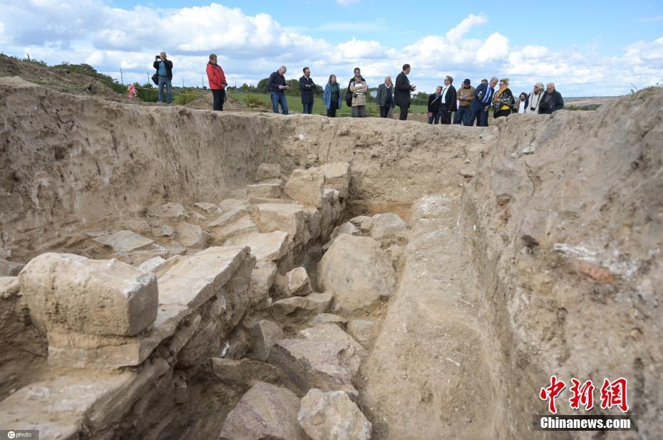 德国发现奥托大帝皇宫遗迹 考古学家进行挖掘工作