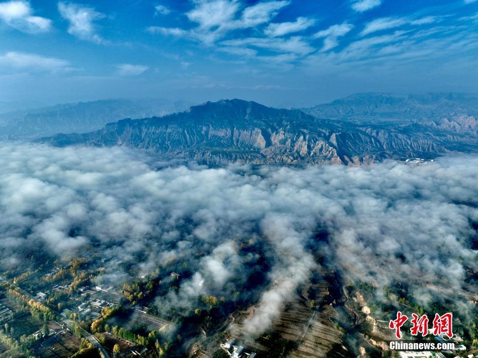 黃河發(fā)源省青海：黃河谷地薄霧如飄紗,，城市建筑似穿云海