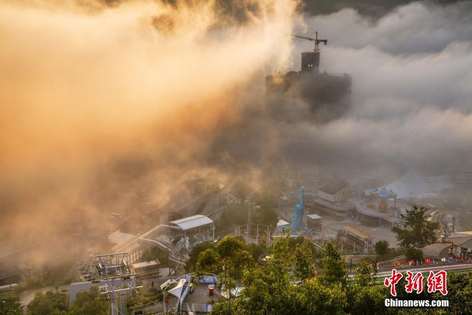 平流霧籠罩下的重慶涪陵沿江小鎮(zhèn) 宛若仙境