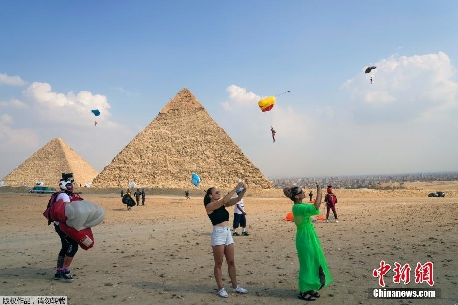 解鎖最酷的名勝同框合影！埃及開羅舉辦金字塔跳傘節