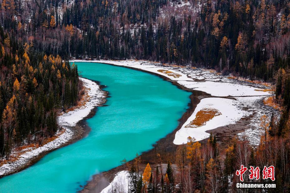 新疆喀納斯景區(qū)深秋遇白雪酷似“水墨畫”